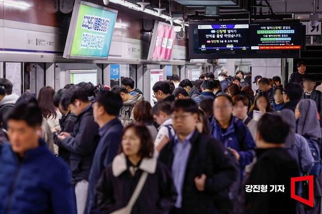오락가락하는 날씨 탓에 지하철 냉방 관련 민원이 폭발적으로 증가하고 있다.