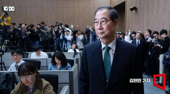 한덕수 전 국무총리가 2일 국회 소통관에서 제21대 대통령 선거 출마 선언을 위해 회견장으로 들어서고 있다. 2025.5.2 김현민 기자