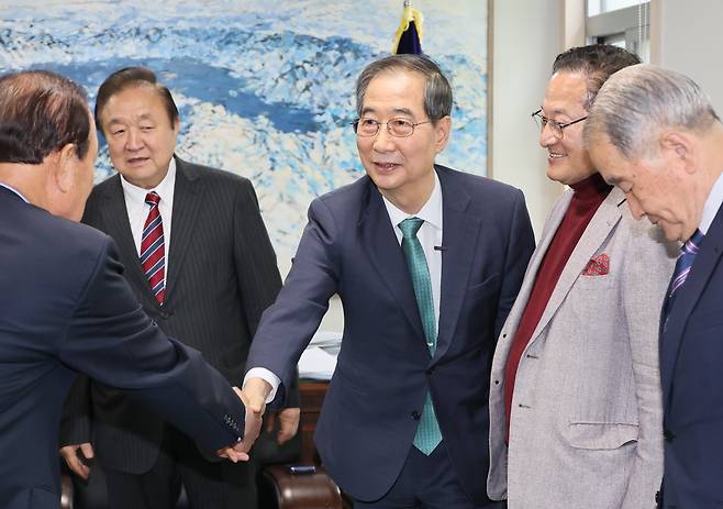 대선 출마를 선언한 한덕수 전 총리가 3일 국회 헌정기념관을 찾아 정대철(뒷줄 왼쪽) 헌정회장 등 헌정회원들과 인사를 나누고 있다. 한 전 총리는 이 자리에서 “정치적인 목적으로 (개헌에) 동의하는 듯하다가 말을 바꿔버리는 정치 세력이 있다”고 했다. 민주당 이재명 후보를 겨냥한 발언으로 해석된다./연합뉴스