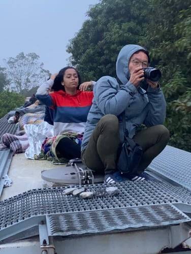 기차 지붕 위에 남미 이민자들과 함께 타고 가는 사진가 양희석. 이들은 기차 지붕 위에서 12시간 동안 타고 가기도 한다. 함께 열차 위에 탄 이민자가 찍어주었다./ 사진가 양희석