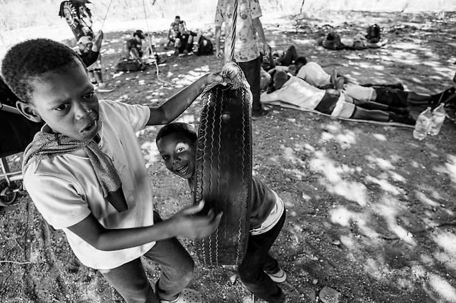 12시경 하루의 목적지에 도착한 카라반 일행. 어른들은 지쳐 쓰러져 휴식을 취하고 있는데 파나마에서 온 레오와 그의 동생은 오랜만에 만난 놀이기구가 반가운지 매달려 놀고 있다. 2025.02. 멕시코, 와하카 주/ 사진가 양희석