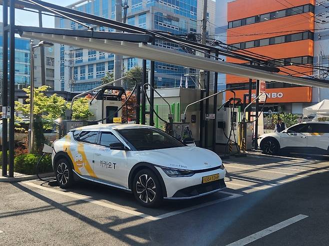 피트인 스테이션 외부에는 전기차 충전기와 자동 실내 세척기가 설치돼 택시 운전사들이 충전과 세차를 스스로 할 수 있다. / 진상훈 기자