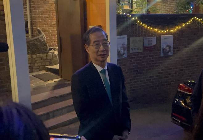 한덕수 제21대 대통령선거 무소속 예비 후보가 5일 오후 서울 중구 사직동 능라식당에서 진행한 손학규 전 민주당 대표와의 만찬 이후 기자들과 만나 대화하고 있다. /김민국 기자