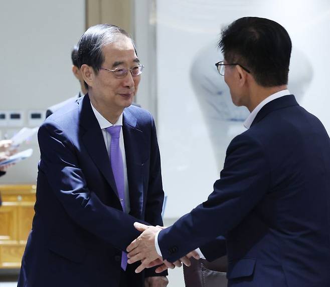 한덕수 무소속 대선 예비후보(사진 왼쪽)와 김문수 국민의힘 대선 후보 ⓒ뉴시스