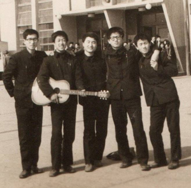 서울대 재학 시절 김 후보의 모습(오른쪽에서 두 번째).