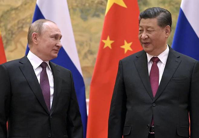 블라디미르 푸틴 러시아 대통령(왼쪽)과 시진핑 중국 국가주석. 사진은 2022년 2월 4일 중국 베이징 겨울올림픽 개회식을 앞두고 베이징 댜오위타이 국빈관에서 정상회담을 가진 뒤 모습이다. 베이징=AP 뉴시스