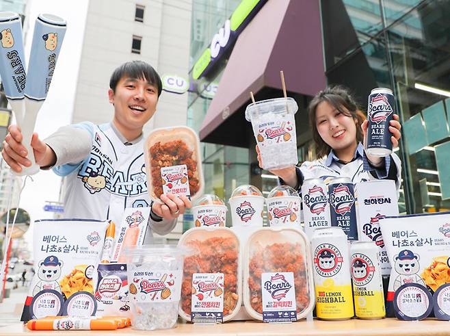 프로야구가 인기를 끌면서 편의점 업계는 야구 구단과 협업한 제품을 속속 선보이고 있다. CU는 지난달 두산 베어스와 협업해 맥주, 과자 등 상품 14종을 선보였다. CU 제공