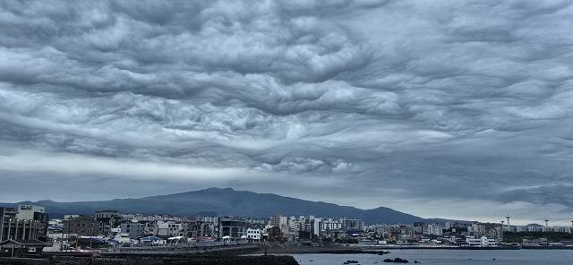 어린이날인 5일 오후 제주시 삼양동에서 본 한라산 위 기묘한 다층운. 파상고층운 또는 거친물결구름 등으로 불린다. 연합뉴스