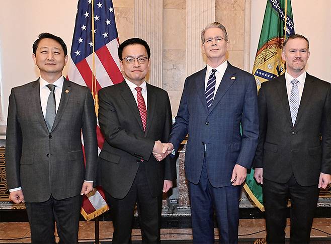 4월 24일(현지 시각) 미국 워싱턴DC에서 안덕근(왼쪽부터) 산업통상자원부 장관과 최상목 경제부총리 겸 기획재정부 장관, 스콧 베센트 재무장관, 제이미슨 그리어 미 무역대표부(USTR) 대표가 한미 ‘2+2 통상 협의’를 가졌다. /기획재정부