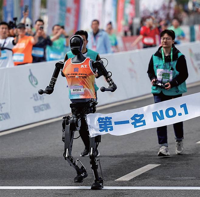 4월 19일 중국 베이징 남부 이좡에서 열린 휴머노이드 하프 마라톤 대회에서 베이징 휴머노이드 혁신센터의 ‘톈궁’이 1등으로 결승점을 통과하고 있다. /로이터연합