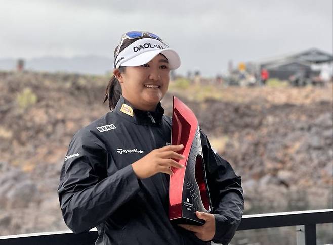 유해란 프로 골퍼가 LPGA 투어 블랙 데저트 챔피언십에서 우승한 뒤 트로피를 들고 포즈를 취하고 있다. BBQ 제공