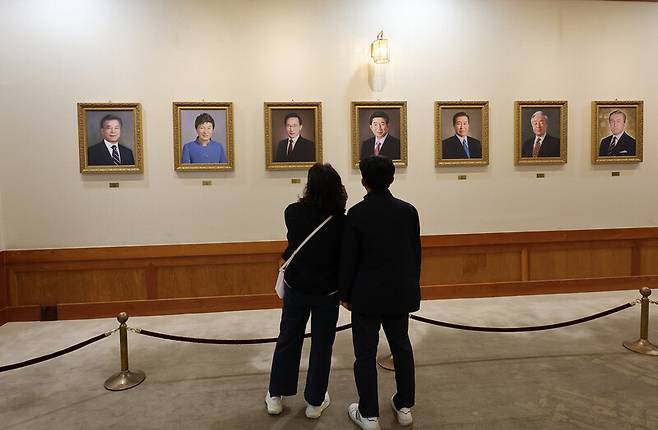 지난 4월9일 서울 종로구 청와대 본관에서 관람객들이 역대 대통령들의 초상화를 구경하고 있다. 연합뉴스