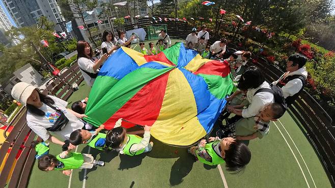 하나·솔빛길 어린이집 원아들이 파라슈트 놀이를 함께 즐기고 있다. 김혜윤 기자 unique@hani.co.kr