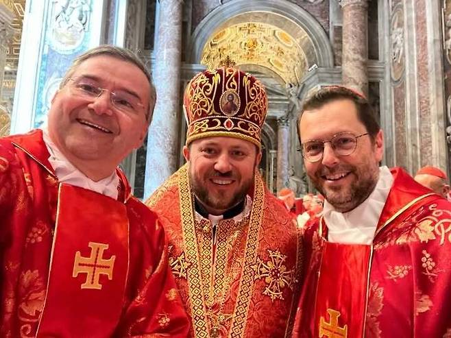 7일 콘클라베에 참가할 최연소 추기경들이 지난 4월26일 성베드로대성당에서 찍은 셀카. 왼쪽부터 아메리코 마누엘(51), 미콜라 비초크(45), 조르지오 마렝고(50) 추기경. 미콜라 비초크 추기경 페이스북 갈무리