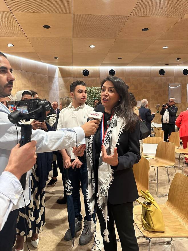 지난해 10월9일 프랑스 파리의 한 대학교에서 열린 ‘국제 아랍 도서 포럼’ 개막식에 참석한 할라 아부 하시라 주프랑스 팔레스타인 대사가 아랍 언론과 인터뷰를 하고 있다. 주프랑스 팔레스타인 대사관 제공