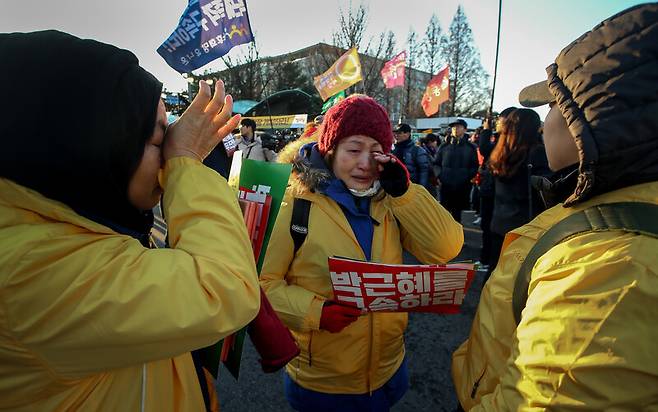 2016년 12월9일 박근혜 대통령 탄핵소추안이 가결되자 세월호 유가족들이 국회 앞에서 눈물을 흘리고 있다. 정용일 선임기자 yongil@hani.co.kr