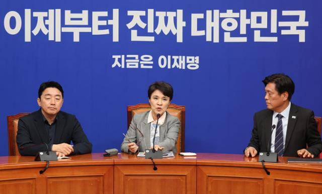 강금실 더불어민주당 총괄선거대책위원장이 5일 서울 여의도 국회에서 열린 기자간담회에서 발언을 하고 있다. 뉴시스