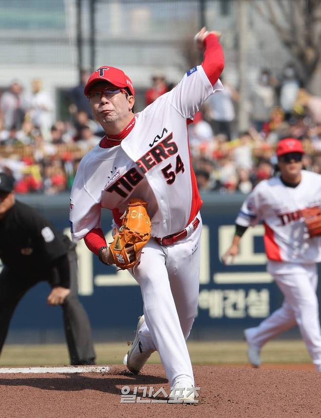 23일 오후 광주 기아챔피언스필드에서 열린 2025 프로야구 NC 다이노스와 KIA 타이거즈 경기. KIA 선발 양현종이 힘차게 공을 뿌리고있다. 광주=정시종 기자 capa@edaily.co.kr /2025.03.23.