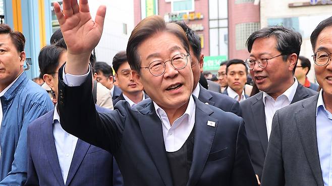 시민들에게 인사하는 이재명 후보