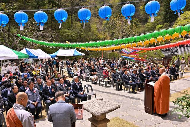 ▲ 정선 정암사는 5일 정암사에서 천웅 주지스님을 비롯해 최승준 군수, 전영기 군의장, 김기철 강원특별자치도의원, 최대중 경찰서장, 최철규 강원랜드 대표이사 직무대행, 기관단체장, 신도 등 700여 명이 참석한 가운데 불기 2569년 부처님 오신날 봉축법요식을 봉행했다.