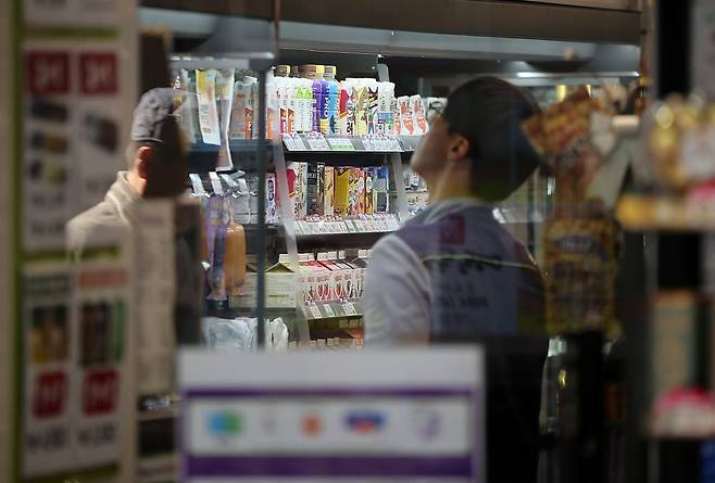 서울 시내 한 편의점에서 직원이 물건을 살펴보고 있다. 사진=뉴스1