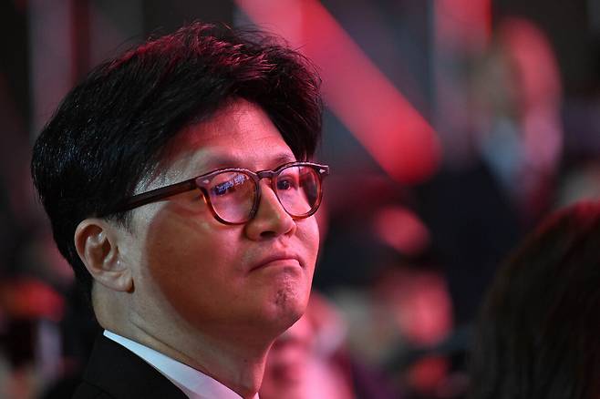 국민의힘 한동훈 대선 경선 후보가 지난 3일 경기 고양시 킨텍스에서 열린 국민의힘 전당대회에서 국민의힘 대선 후보로 선출된 김문수 후보의 수락 연설을 지켜보고 있다. 공동취재사진