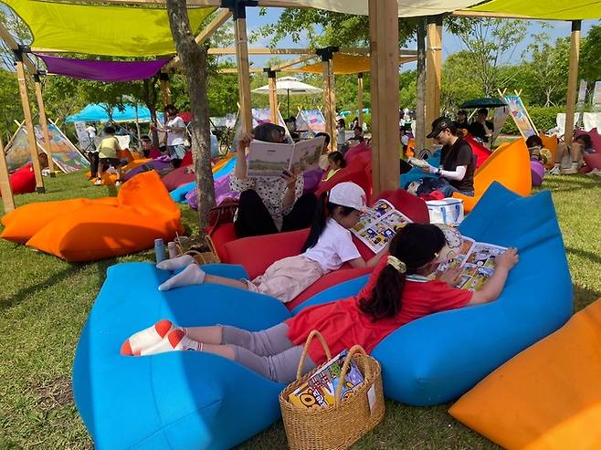 한강에서 독서 중인 시민의 모습. <제공=서울시>