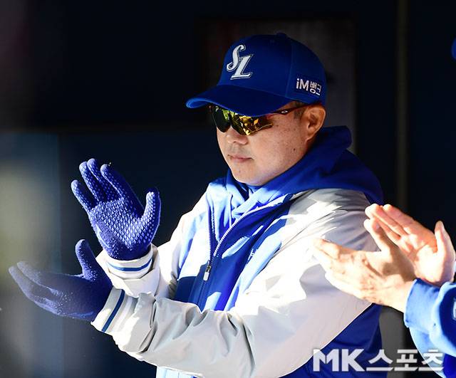 박수를 치고 있는 박진만 감독. 사진=김영구 기자