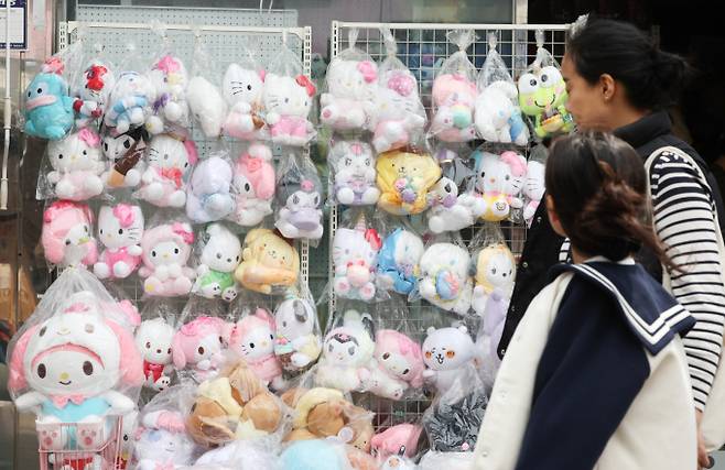 어린이날을 사흘 앞둔 2일 오후 서울 종로구 동대문 완구·문구 거리를 찾은 어린이가 장난감을 살펴보고 있다./사진=뉴시스