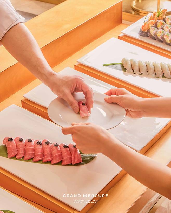 그랜드 머큐어 임피리얼 팰리스 서울 강남 '패밀리아'의 '오마카세 스테이션' 중 '스시 섹션' *재판매 및 DB 금지