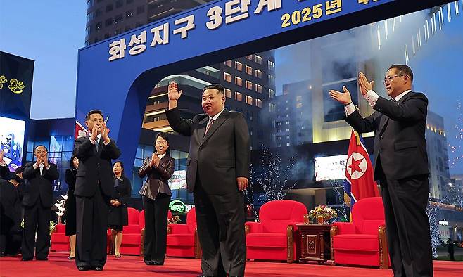 김정은 북한 국무위원장이 김일성 주석의 생일인 지난 4월 15일 평양 시내 '뉴타운' 지구 중 하나인 화성지구 3단계 준공식에 직접 참석하며 인민 생활 챙기기 행보를 보였다. 평양 조선중앙통신·연합뉴스