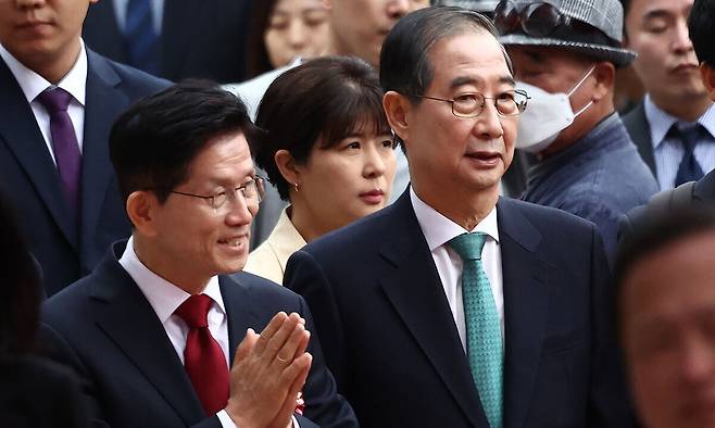 김문수 국민의힘 대통령 후보(왼쪽)와 한덕수 무소속 대통령 선거 예비후보가 5일 오전 서울 종로구 조계사에서 열린 불기 2569년 부처님오신날 봉축법요식에 참석하고 있다. 뉴스1