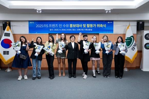 지난달 29일 서울 강북구청에서 열린 ‘2025 프렌즈 인 수유(FIS) 홍보대사 및 활동가 위촉식’에서 이순희(가운데) 강북구청장이 홍보대사로 위촉된 영국 출신 방송인 에바 포피엘(왼쪽 네 번째), 활동가로 임명된 7명 등과 함께 기념촬영을 하고 있다. 강북구 제공