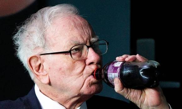 체리코크 마시는 워런 버핏 버크셔해서웨이 회장. AP 연합뉴스