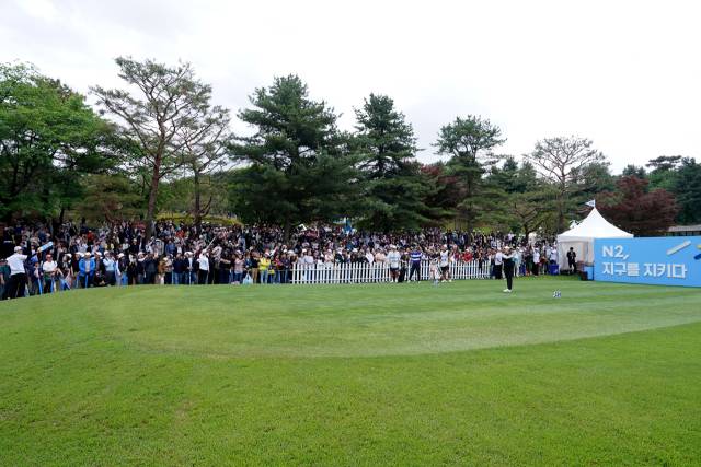대회 1번 홀에서 선수들의 티샷 장면을 지켜보는 갤러리들.