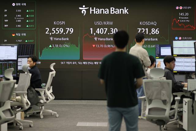 2일 서울 중구 하나은행 딜링룸의 모습. 연합뉴스