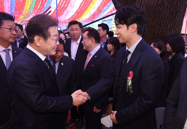 더불어민주당 이재명 대선 후보가 5일 서울 종로구 조계사에서 열린 불기 2569년 부처님오신날 봉축법요식에서 가수 이승기와 인사하고 있다. 연합뉴스