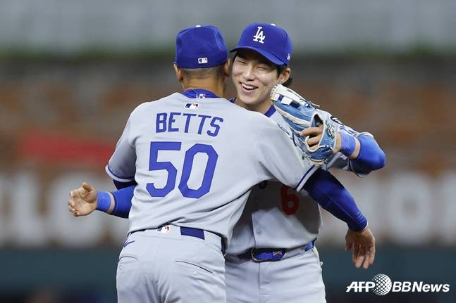 김혜성(오른쪽)이 콜업 후 대수비로 나선 4일 경기를 마친 뒤 무키 베츠와 포옹을 나누고 있다. /AFPBBNews=뉴스1