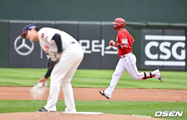 롯데 이민석(왼쪽)이 5일 사직 SSG전에서 1회 최정에게 홈런을 맞고 있다.