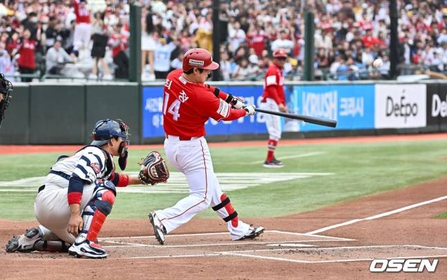 SSG 최정이 5일 사직 롯데전에서 홈런을 터트리고 있다.