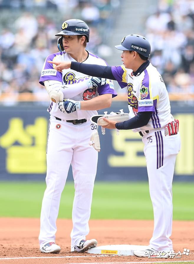 두산 베어스 4번타자 김재환(왼쪽)이 5일 서울 잠실야구장에서 열린 2025 신한 SOL Bank KBO리그 LG 트윈스와의 팀 간 4차전에서 1회말 결승 1타점 적시타를 기록했다. 사진 고아라 기자
