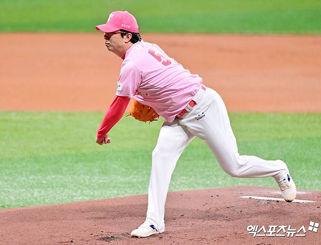 5일 오후 서울 구로구 고척스카이돔에서 열린 '2025 신한 SOL Bank KBO리그' KIA 타이거즈와 키움 히어로즈의 경기, 1회말 KIA 선발투수 양현종이 공을 힘차게 던지고 있다. 고척, 김한준 기자