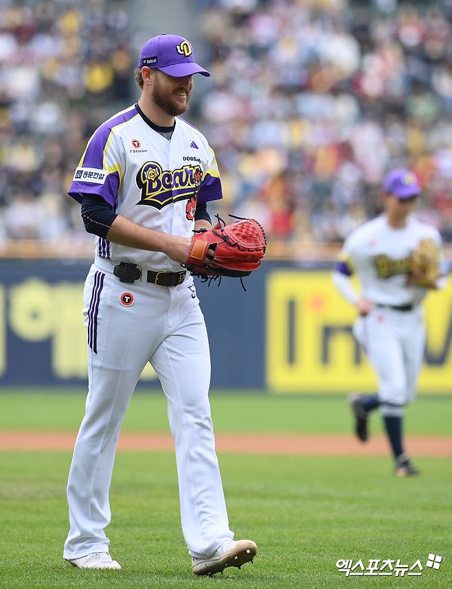 두산 베어스 외국인 투수 콜어빈이 5일 서울 잠실야구장에서 열린 2025 신한 SOL Bank KBO리그 LG 트윈스와의 팀 간 4차전에 선발등판, 6이닝 1실점 호투로 승리투수가 됐다. 사진 고아라 기자