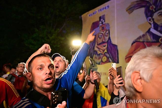 환호하는 제오르제 시미온 후보 지지자들 (부쿠레슈티 AFP=연합뉴스) 4일(현지시간) 루마니아 대선 1차 투표 종료 직후 제1야당 결속동맹(AUR) 지지자들이 제오르제 시미온 후보의 승리에 환호하고 있다. 2025.5.4 photo@yna.co.kr