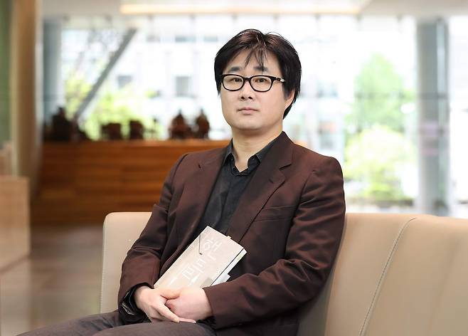 포즈 취하는 '핸들' 작가 이동욱 (서울=연합뉴스) 이재희 기자 = 장편소설 '핸들'을 쓴 이동욱 작가가 지난 2일 서울 종로구 연합뉴스 사옥에서 열린 인터뷰에 앞서 포즈를 취하고 있다. 2025.5.5 scape@yna.co.kr