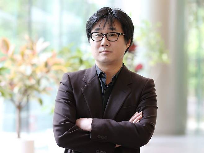 포즈 취하는 '핸들' 작가 이동욱 (서울=연합뉴스) 이재희 기자 = 장편소설 '핸들'을 쓴 이동욱 작가가 지난 2일 서울 종로구 연합뉴스 사옥에서 열린 인터뷰에 앞서 포즈를 취하고 있다. 2025.5.5 scape@yna.co.kr