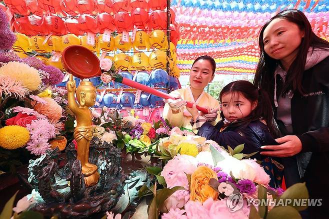 부처님오신날 앞두고 관불의식 하는 어린이 (서울=연합뉴스) 김인철 기자 = 부처님 오신 날을 하루 앞둔 5월 4일 서울 종로구 조계사에서 어린이가 관불의식을 하고 있다.