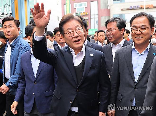 시민들에게 인사하는 이재명 후보 (양평=연합뉴스) 홍기원 기자 = 더불어민주당 이재명 대선 후보가 5일 경기도 양평군 양평물맑은시장에서 열린 '골목골목 경청투어'에서 시민들에게 인사하고 있다. 2025.5.5 xanadu@yna.co.kr