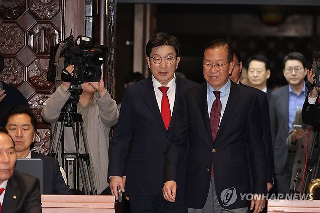 의총 참석하는 권영세-권성동 (서울=연합뉴스) 박동주 기자 = 국민의힘 권영세 비상대책위원장과 권성동 원내대표가 5일 서울 여의도 국회에서 열린 의원총회에 참석하고 있다. 2025.5.5 pdj6635@yna.co.kr