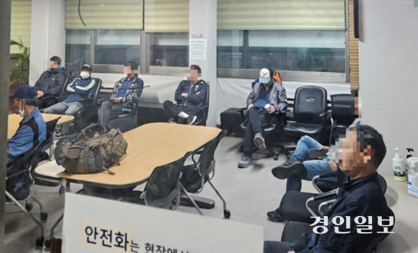 24일 성남시의 한 인력사무소에 구직을 기다리는 일용직 노동자들이 대기하고 있다. 2025.4.24 /김지원기자 zone@kyeongin.com